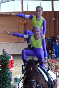 Einen guten vierten Platz belegte die Nachwuchsgruppe, hier zeigen Mara Reisch und Karina Strobel eine Doppelübung auf Pferd Fritz. 